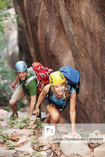 Hochwinkelansicht eines selbstbewussten Paares beim Bergsteigen