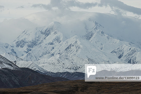 Panoramablick auf schneebedeckte Berge im Denali-Nationalpark und -Schutzgebiet