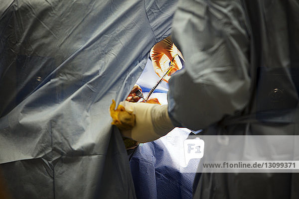Chirurgen während der Operation