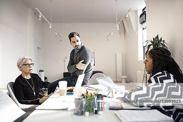 Geschäftsleute diskutieren am Tisch im Kreativbüro