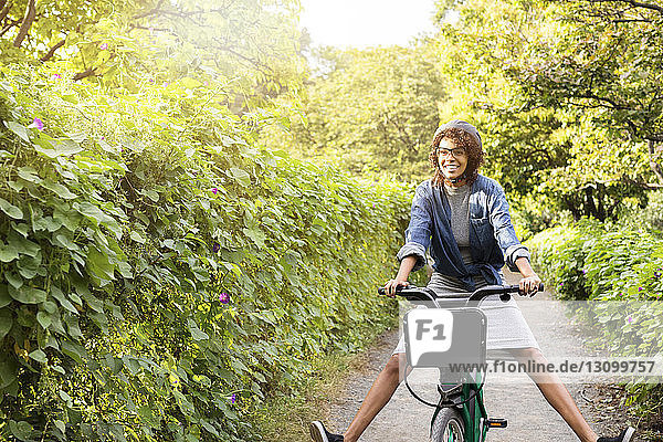 Glückliche Frau fährt Fahrrad im Park