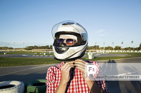 Nahaufnahme eines Helmtragenden auf der Motorsport-Rennstrecke