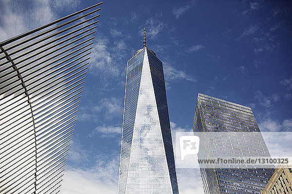 Tiefwinkelansicht des One World Trade Center gegen den Himmel