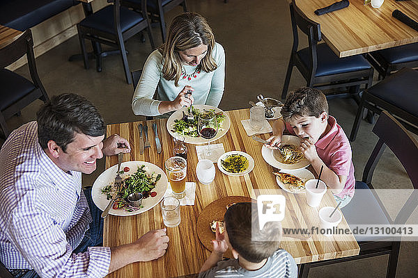 Draufsicht der Familie beim Essen im Restaurant