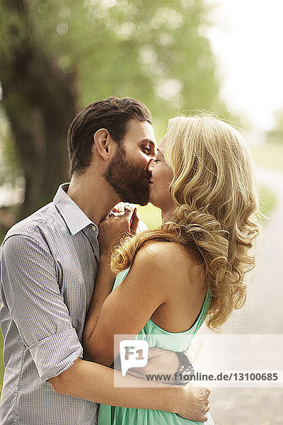 Nahaufnahme eines Paares  das sich im Park küsst