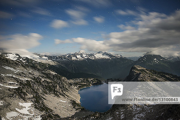 Landschaftliche Ansicht der Berge und des Sees im North Cascades National Park gegen den Himmel
