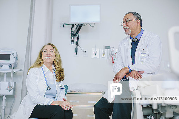 Ärzte sprechen  während sie auf der Krankenstation sitzen