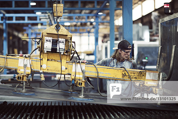 Stahlarbeiter bei der Arbeit in der Fabrik mit Maschinen