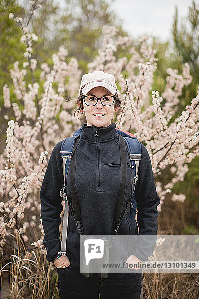 Porträt einer selbstbewussten Wanderin mit Händen in den Taschen stehend im Redwood National- und Staatspark