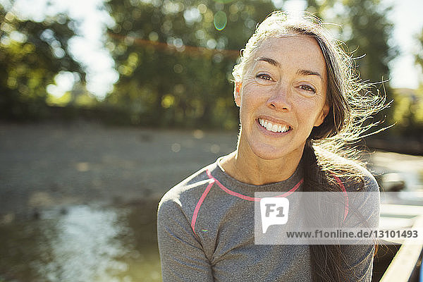 Nahaufnahme-Porträt einer lächelnden Frau am Fluss