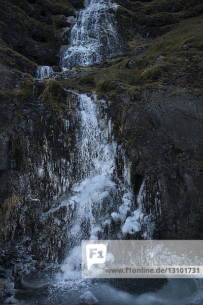 Idyllische Hochwinkelansicht des Wasserfalls im Winter
