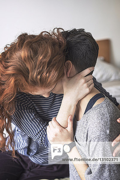 Nahaufnahme eines romantischen lesbischen Paares  das sich zu Hause im Bett umarmt