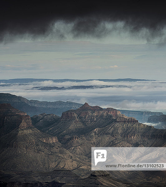 Hochwinkelansicht von Felsformationen inmitten von Wolken im Grand Canyon National Park