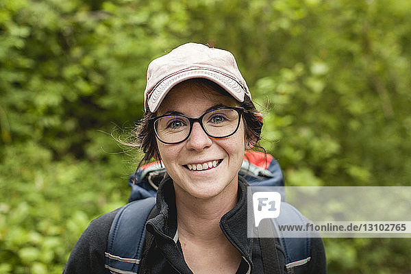 Nahaufnahme des Porträts einer glücklichen Wanderin mit Rucksack im Redwood National- und Staatspark