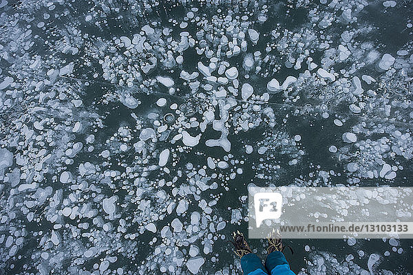 Niedriger Körperteil eines Mannes auf dem gefrorenen Abraham-See