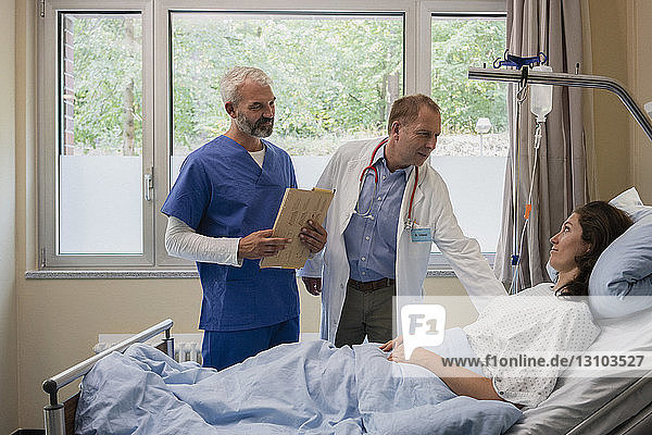 Ärzte bei der Visite  Gespräche mit Patienten im Krankenhauszimmer