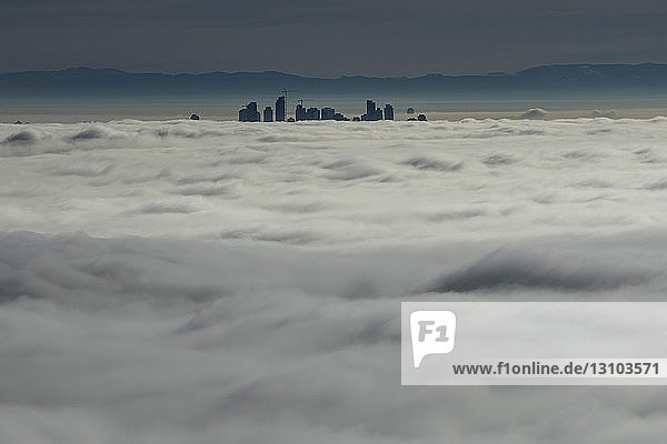 Silhouettierte Wolkenkratzer über den Wolken  Vancouver  British Columbia
