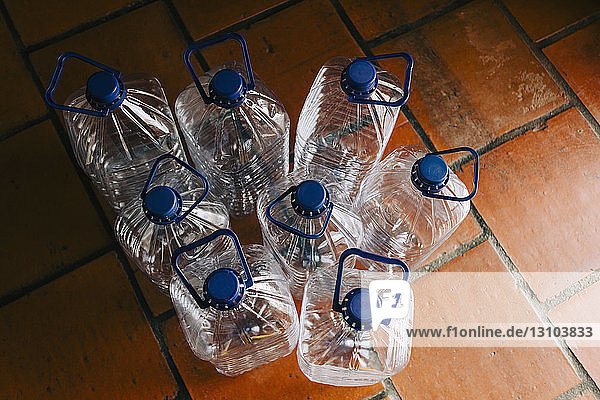 Wasserflaschen mit Griffen für das Recycling