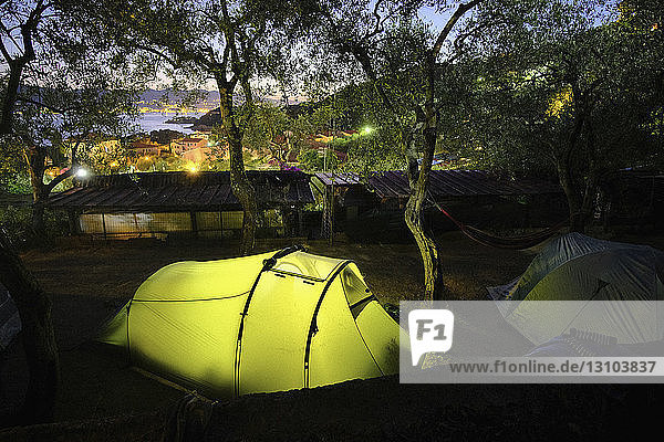 Glühendes Campingzelt in der Abenddämmerung  Tellaro  Toskana  Italien