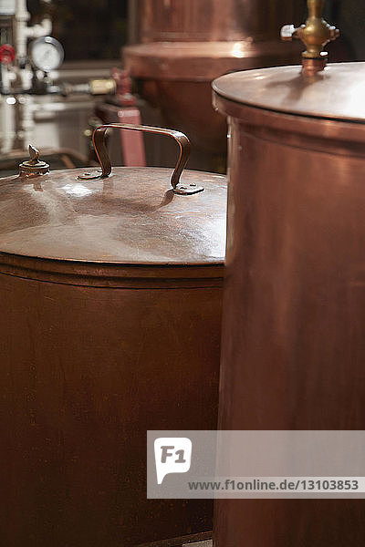 Destillierapparate aus Kupfer in der Brennerei