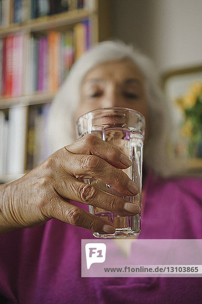 Ältere Frau trinkt Wasser