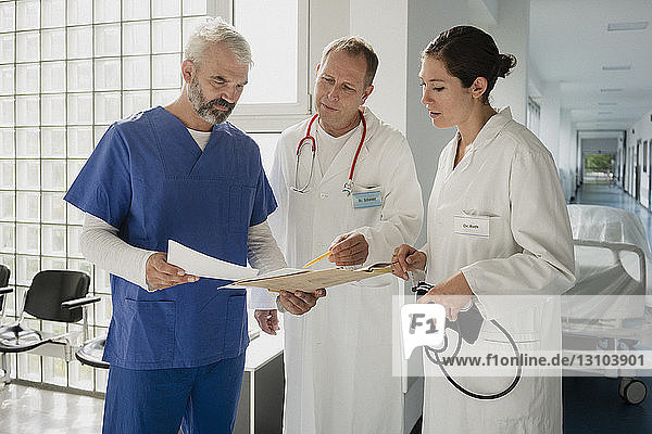Ärzte besprechen Krankenakte auf dem Krankenhausflur