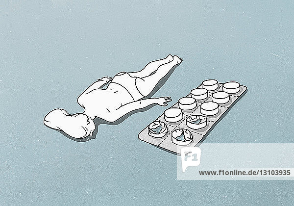 Eine weibliche Figur  die neben einer riesigen Blisterpackung mit Tabletten liegt