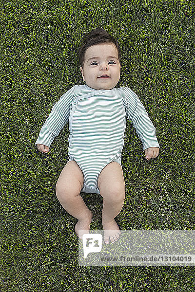 Porträt süßes Baby im Gras liegend