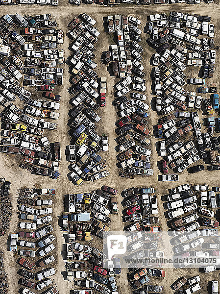 Luftaufnahme alter Autos auf einem Schrottplatz  Bakersfield  Kalifornien  USA
