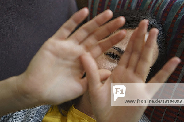 Portrait schüchterne Frau mit Händen vor dem Gesicht