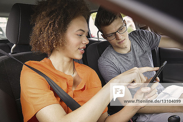 Junges Paar benutzt Smartphone-GPS im Auto