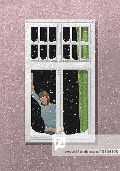 Eine Frau  die vor einem Fenster steht  während draußen Schnee fällt