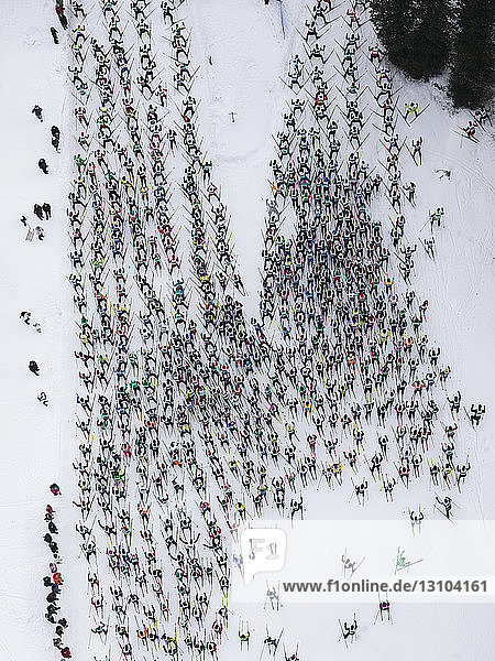 Luftaufnahme große Gruppe von Skifahrern auf verschneiter Piste  St. Moritz  Schweiz