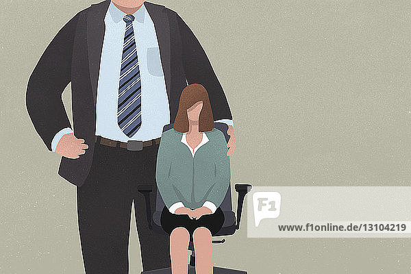 Geschäftsfrau sitzt auf einem Bürostuhl neben einem riesigen Mann im Anzug