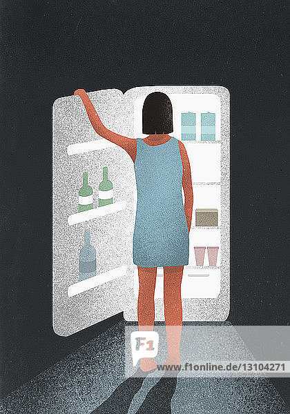 Hungrige Frau steht vor dem offenen Kühlschrank