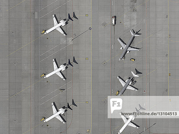 Luftaufnahme Flugzeuge geparkt auf dem Rollfeld am Flughafen