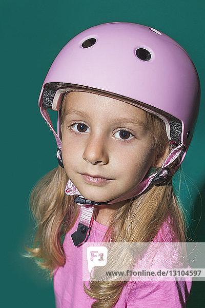 Close up Porträt selbstbewusstes Mädchen trägt rosa Helm
