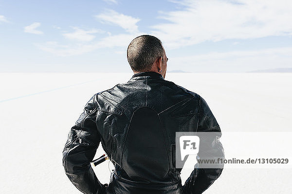 Blick von hinten auf den Motorradfahrer an der Startlinie auf den Salt Flats