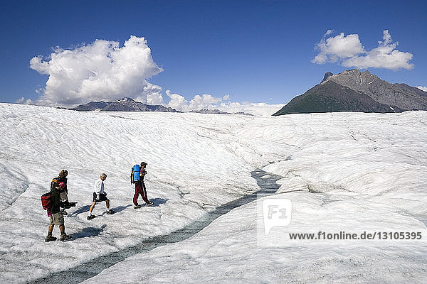 Wanderer Spaziergang auf dem Root-Gletscher mit Donoho Peak im Hintergrund Wrangell-St Elias National Park Southcentral Alaska Sommer