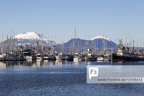 Boote im Hafen und schneebedeckte Berge im Hintergrund; Sitka  Alaska  Vereinigte Staaten von Amerika