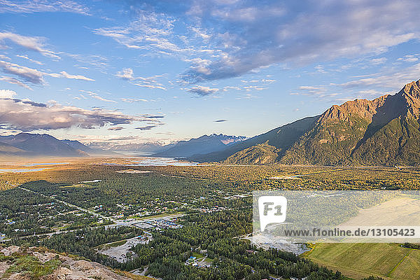 Blick vom Gipfel der Pioneer Peak Butte  Farmland und der Knik River im Hintergrund  Süd-Zentral-Alaska; Palmer  Alaska  Vereinigte Staaten von Amerika
