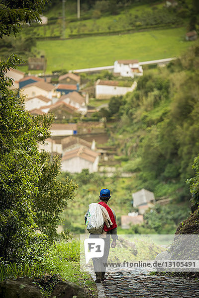 Einheimischer Mann  der eine Tasche trägt; Faial Da Terra  Sao Miguel  Azoren  Portugal