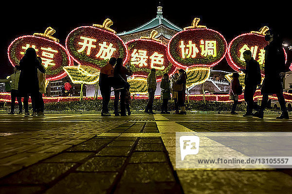 Chinesische Neujahrsdekoration in der Nähe des Glockenturms; Xian  Provinz Shaanxi  China