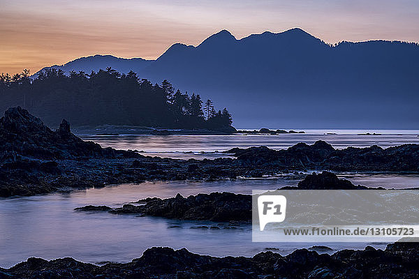 Abenddämmerung über Vancouver Island von einer kleinen Insel im Nuchatlitz Provincial Park aus gesehen; British Columbia  Kanada