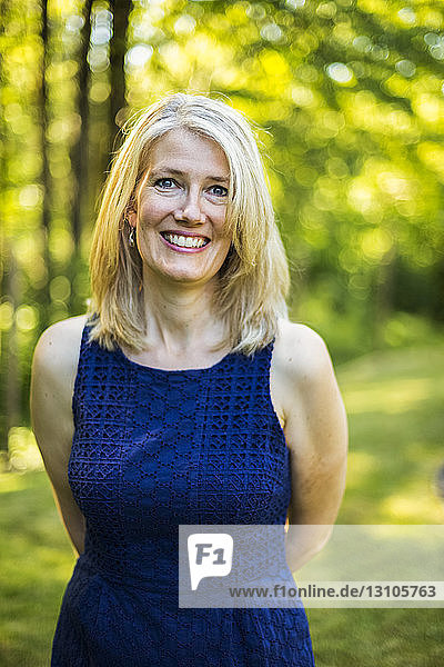 Porträt einer reifen Frau mit blondem Haar in einem Park im Herbst; Surrey  British Columbia  Kanada