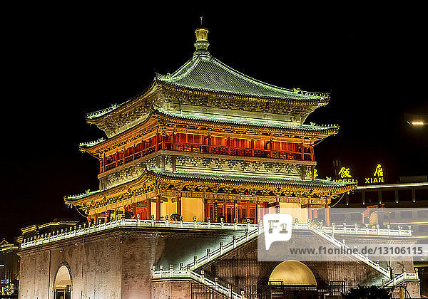 Der Glockenturm von Xian bei Nacht; Xian  Provinz Shaanxi  China