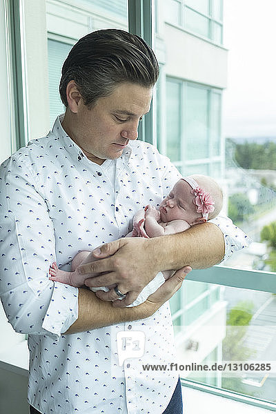 Ein Vater hält ein neugeborenes Baby; Surrey  British Columbia  Kanada