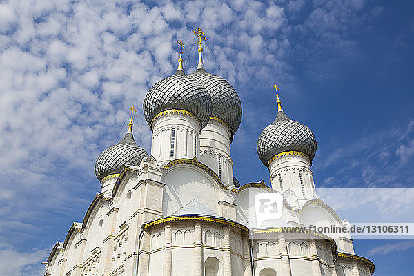 Mariä-Entschlafens-Kathedrale (links)  Glockenturm (rechts)  Goldener Ring; Rostow  Oblast Jaroslawl  Russland