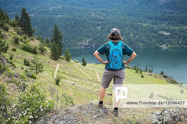 Eine Wanderin steht mit Blick auf den Kalamalka Lake; British Columbia  Kanada
