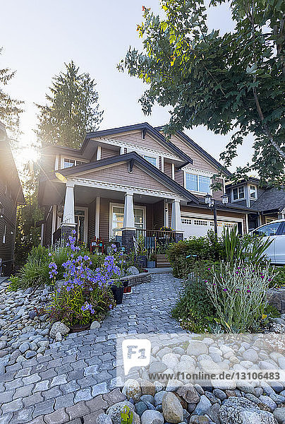 Das Äußere eines modernen Einfamilienhauses mit Veranda und Doppelgarage auf dem Immobilienmarkt von Vancouver mit einer urbanen Gartenlandschaft; Maple Ridge  British Columbia  Kanada